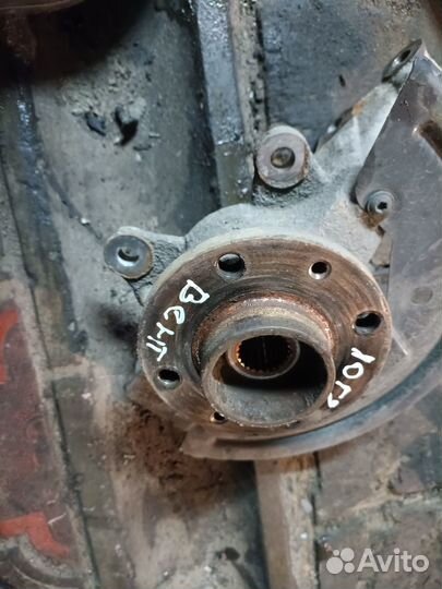 Левый поворотный кулак Renault Logan 2