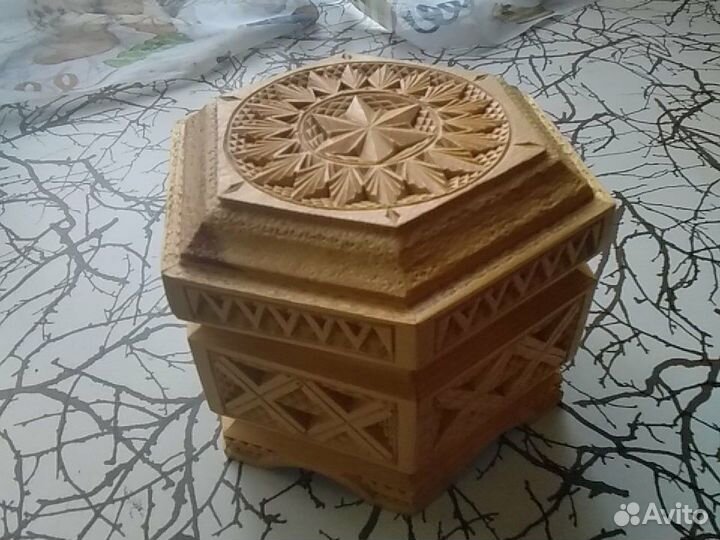 Резная деревянная шкатулка