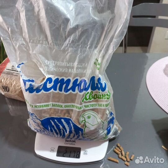 Корм, лакомства, наполнитель для хомяка, остатки