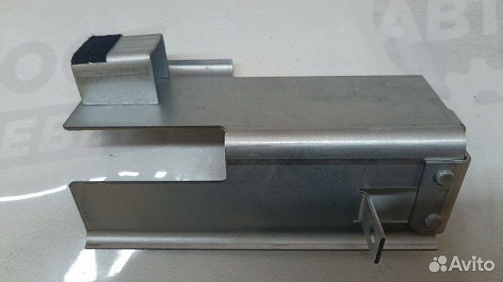 Крепление аккумулятора Volkswagen Touareg 7L