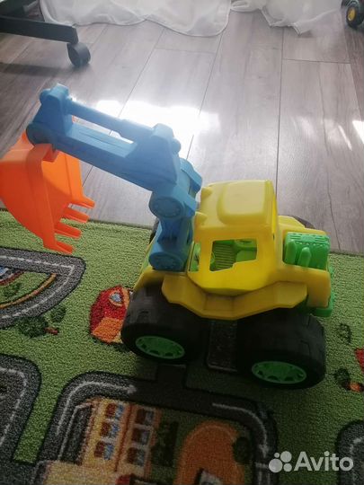Игрушки машинки и трек трасса