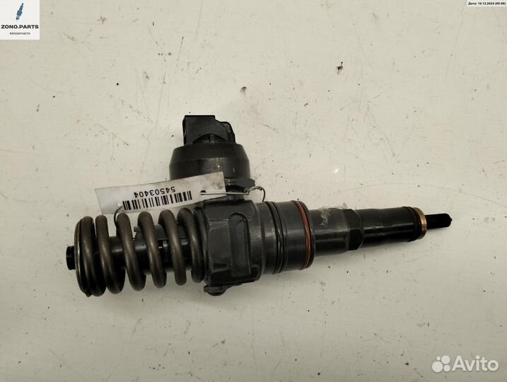 Форсунка топливная 038130073AQ на Volkswagen Golf-4