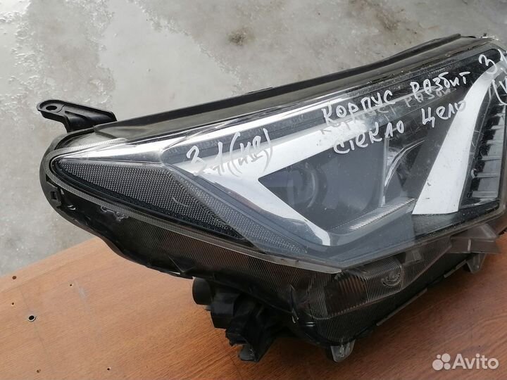 Фара правая Toyota RAV4 40 (2015-2019) LED дефекты