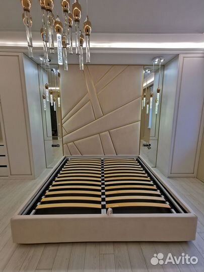 Мягкие стеновые панели, кровать, зеркала