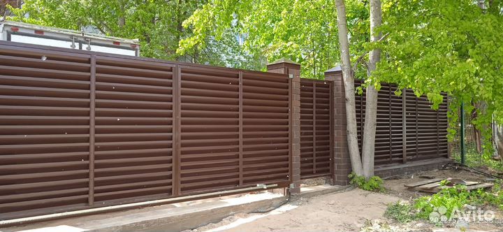 Забор с кирпичными столбами под ключ