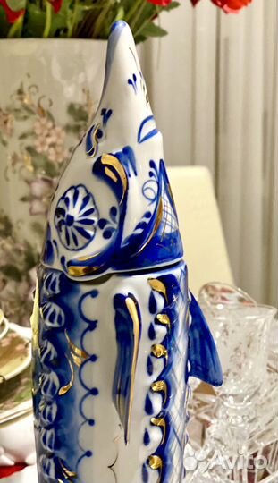 Штоф «Осетр» h 34 см Гжель с золотом. Часы