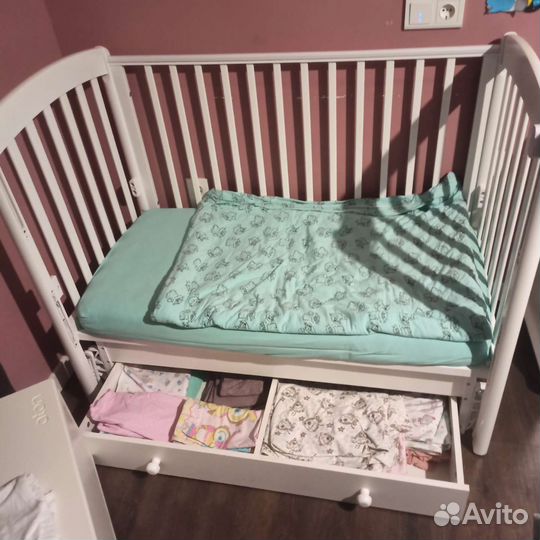 Детская кроватка с продольным маятником