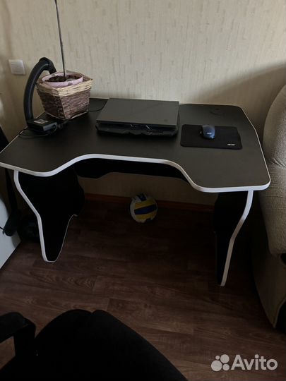 Компьютерное кресло и стол