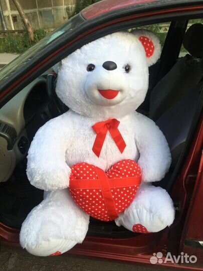 Большой плюшевый медведь