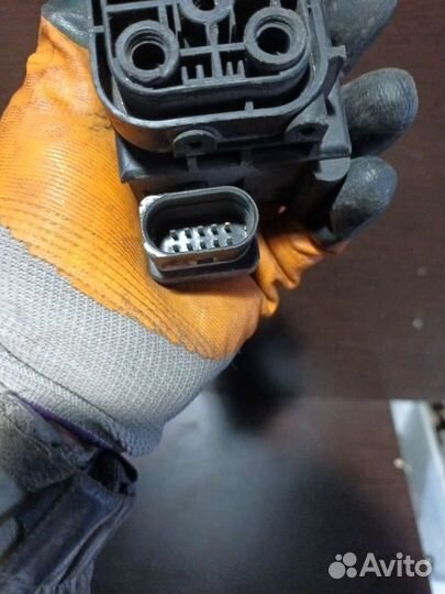 Блок клапанов пневмоподвески Volkswagen Touareg NF