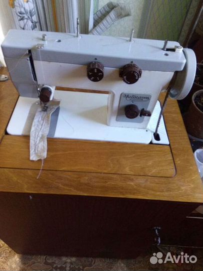 Швейная машина Чайка 143