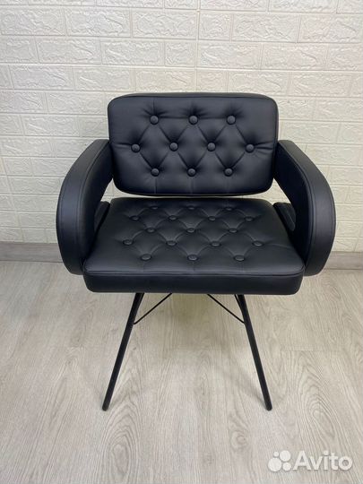 Стул с подлокотниками на ножках