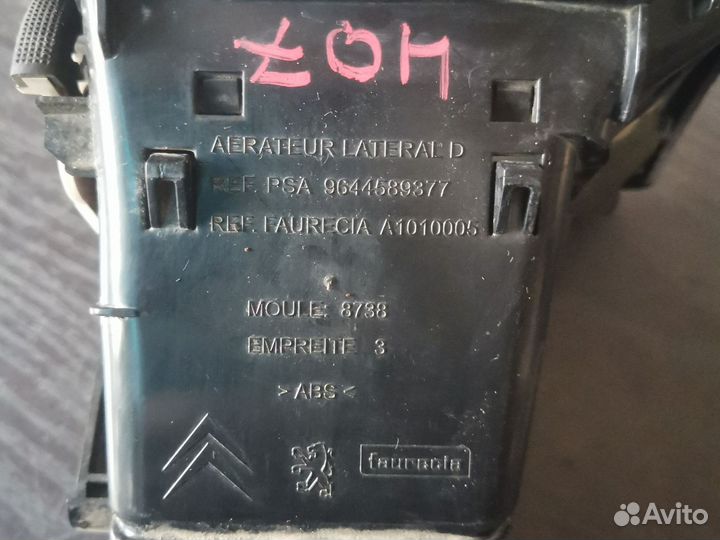 Дефлектор правый Peugeot 407