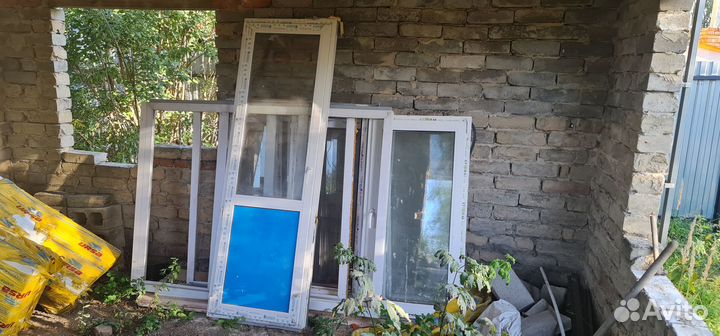 Пластиковые окна и дверь б/у
