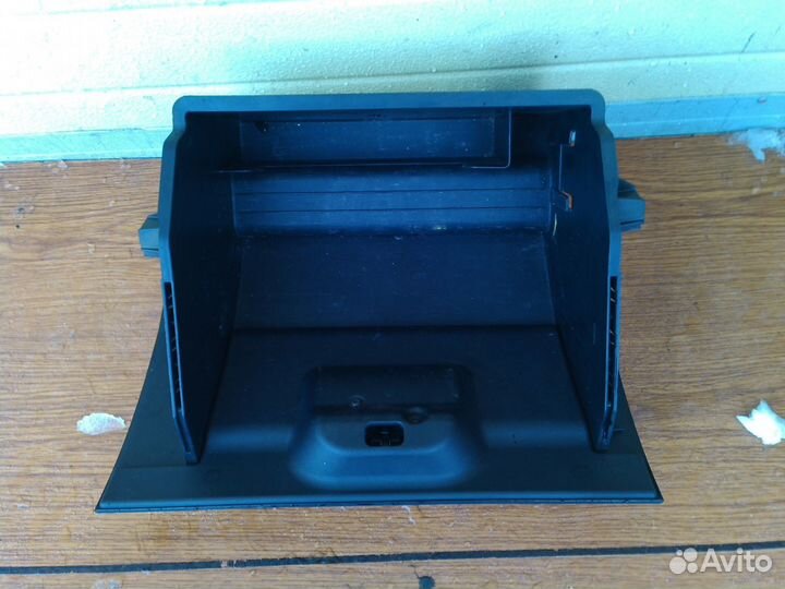 Форд Фиеста (2006г) -перчаточный ящик