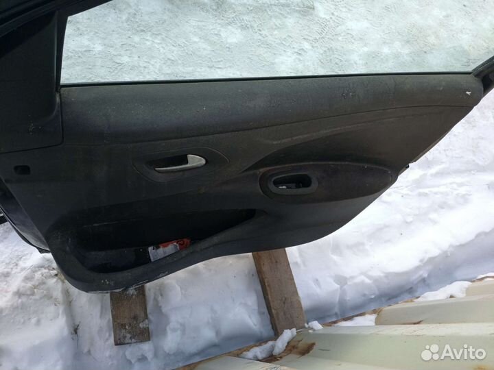 Дверь передняя правая Peugeot 301