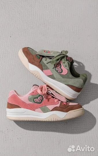 Кроссовки женские