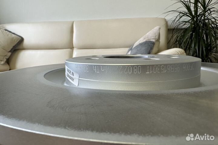 Диск тормозной передний левый Porsche Macan 95B