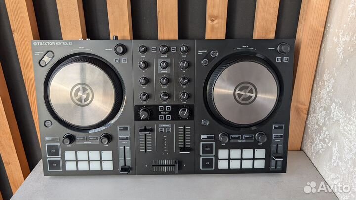 DJ контроллер Traktor Kontrol S2 MK3