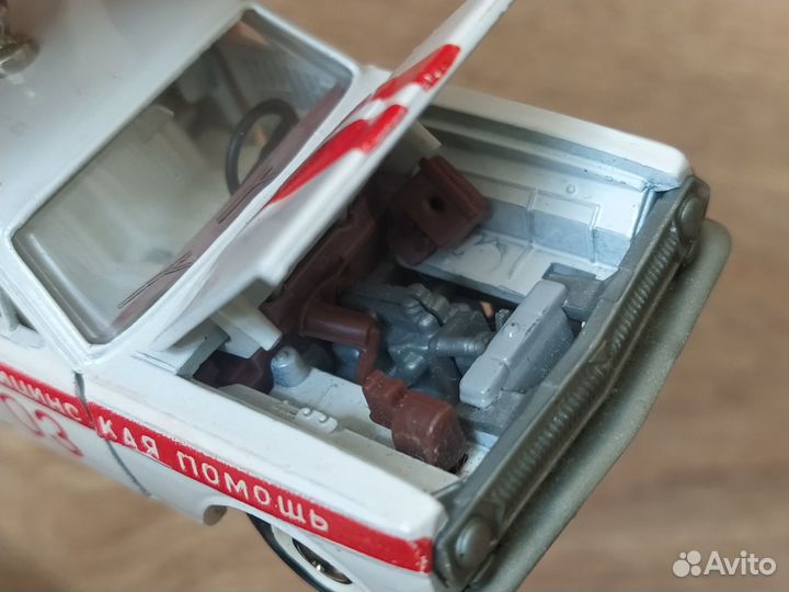 Модели СССР 1:43 Волга медпомощь 2402 и ЗИЛ 117