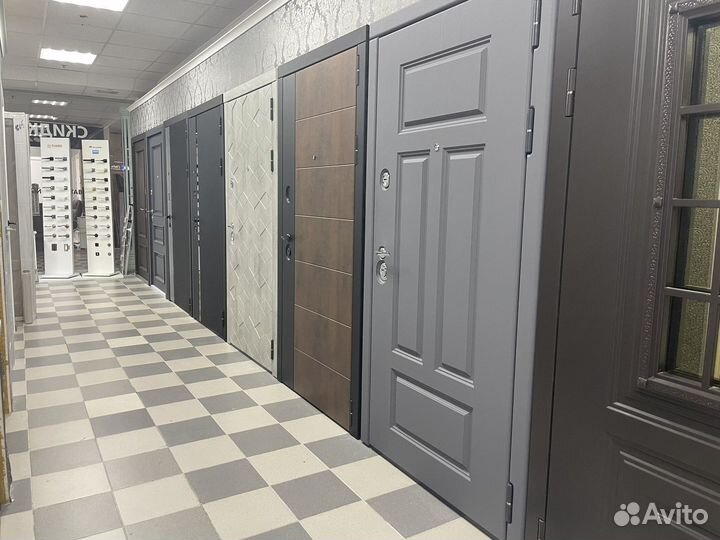 Входная дверь глухая