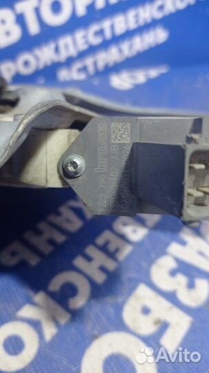 Задний левый стеклоподъёмник Toyota Avensis седан