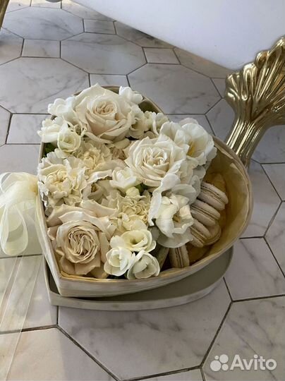 Цветы + макарунс - подарок для девушки