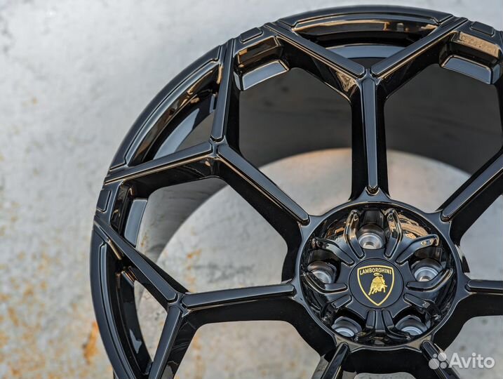 Кованые диски R23 GT Forged на Lamborghini Urus