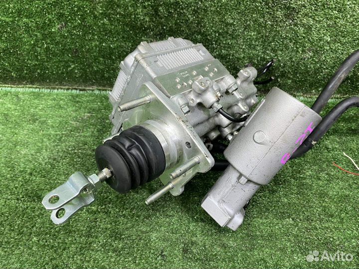 Главный тормозной цилиндр toyota voxy ZWR80 2ZR-FX