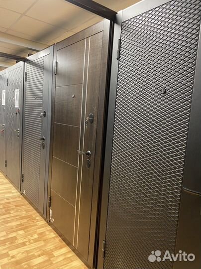 Входная дверь с зеркалом