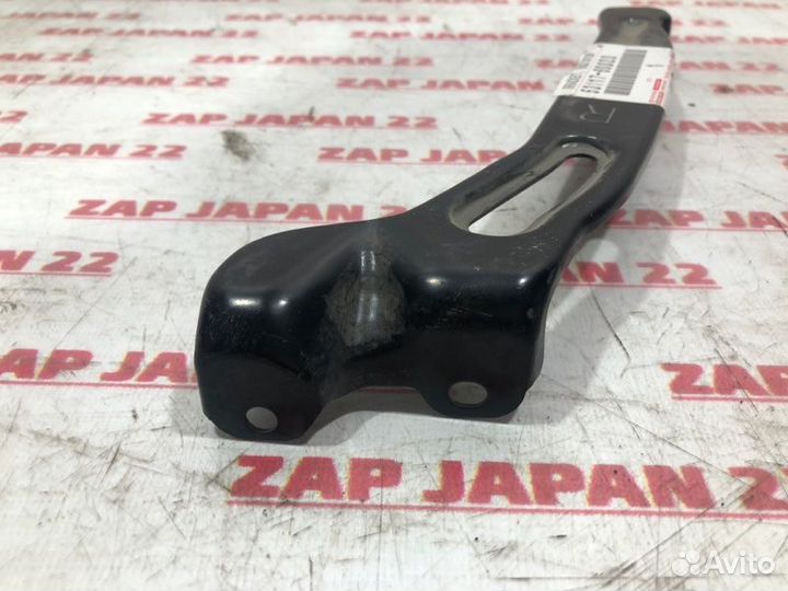 Кронштейн решетки радиатора правый Toyota Land