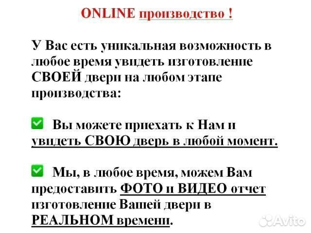 Широкая парадная дверь со стеклом и багетами