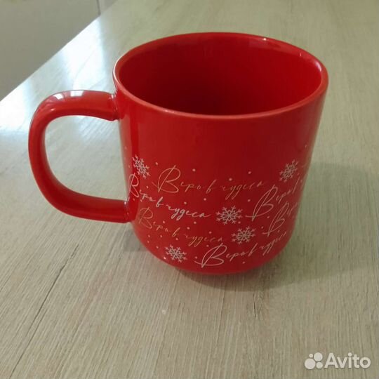 Кружка новогодняя и брусника