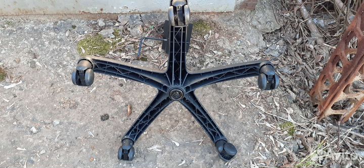 Опора с колёсами для стула