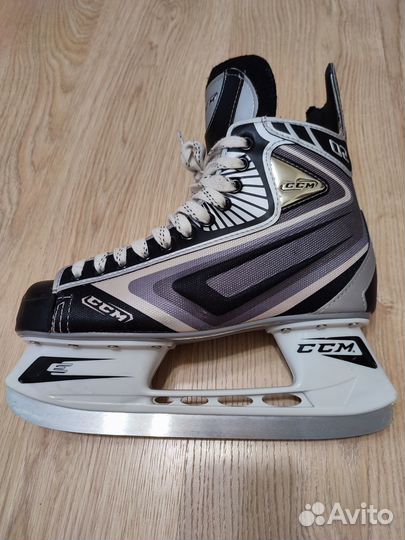 Шлем, коньки, клюшка для хоккея