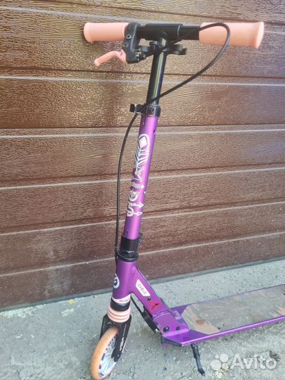 Самокат с ручным тормозом и подножкойй