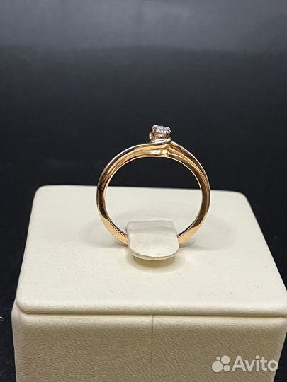 Золотое кольцо с бриллиантом