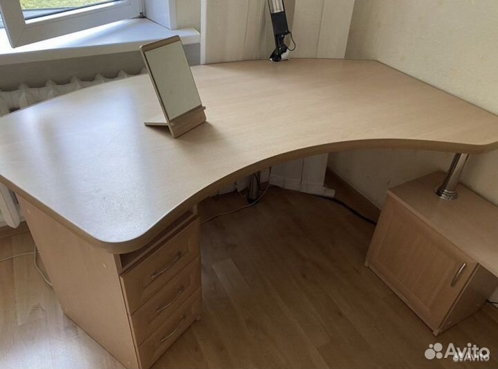 Стол большой с тумбой из лдсп + полки