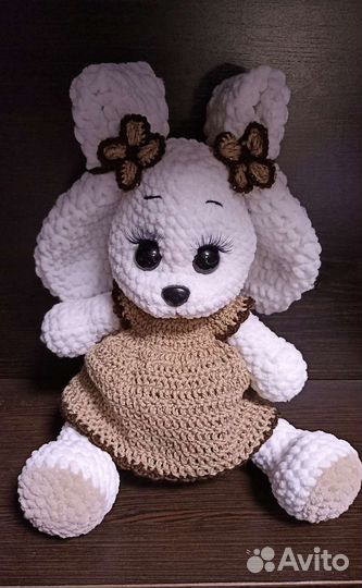 Вязаная игрушка заяц