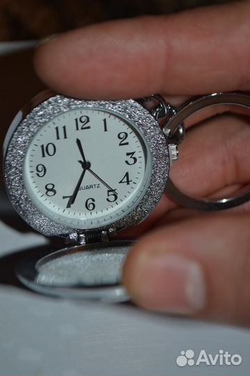 Часы-брелок новые