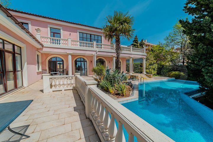 Дом 500 м² на участке 12 сот.