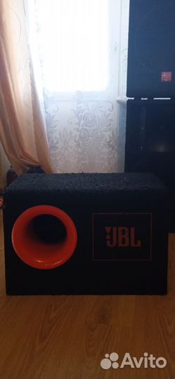 Автомобильный сабвуфер JBL