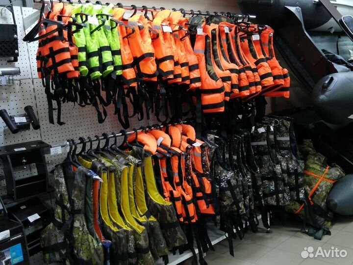 Страховочные жилеты в ассортименте