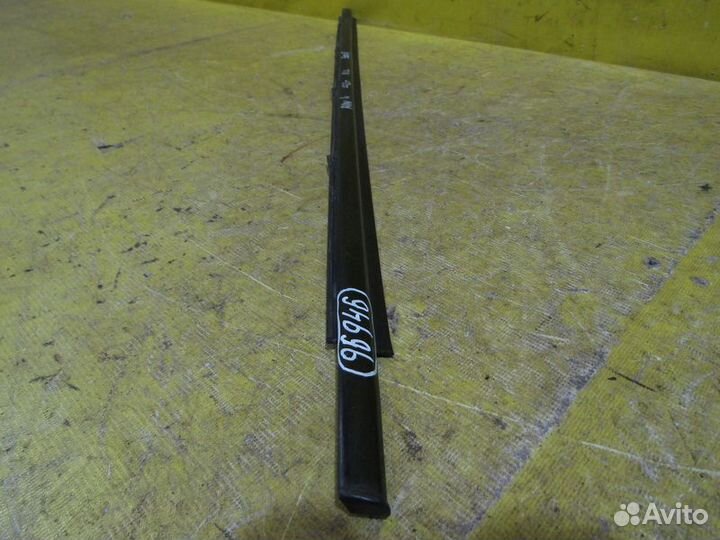 Молдинг стекла Toyota RAV-4 00-06 г 96946