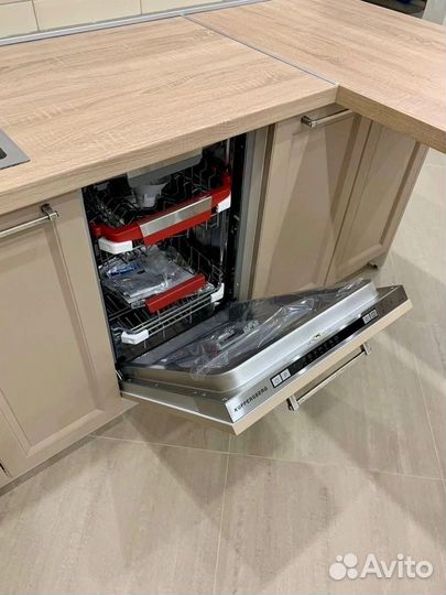 Угловая кухня под потолок на заказ