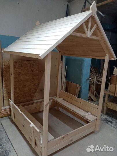 Песочница деревянная с крышей