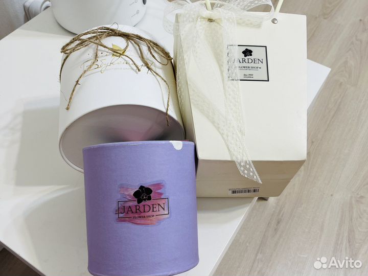 Шляпные коробки и корзина для цветов