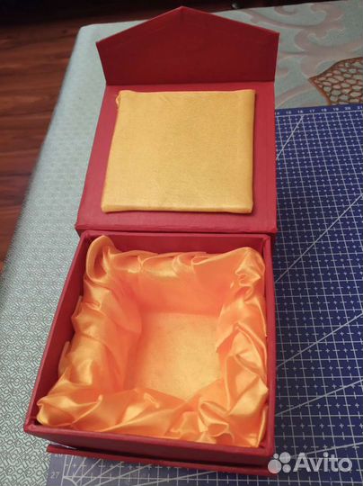 Подарочная коробка