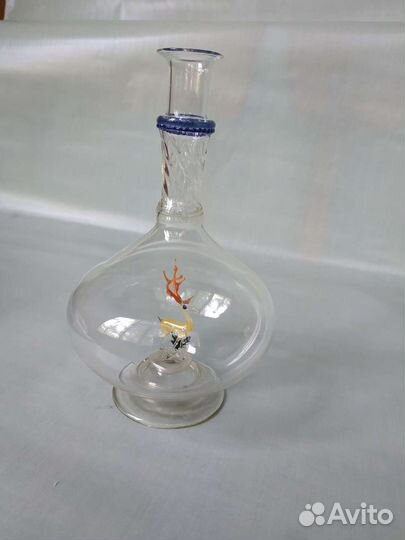 Стеклянный графин с оленем внутри