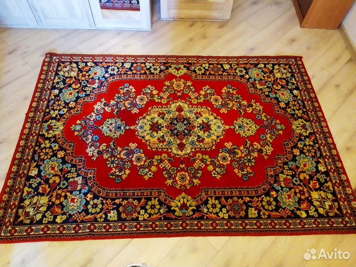 Красивый ковер шерстяной